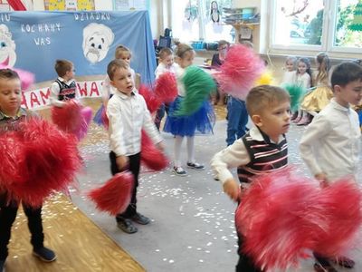 Przedszkolaki z Ostrowca podczas tańca przygotowanego dla babć i dziadków. 