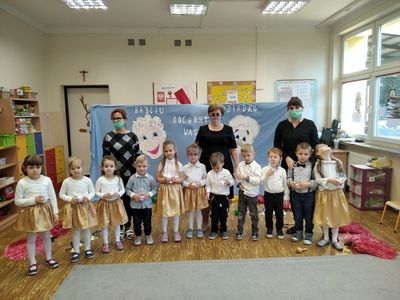 Przedszkolaki z Ostrowca z wychowawczyniami przed występem z okazji Dnia Babci i Dziadka.