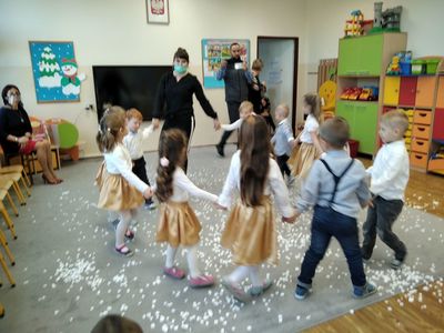 Przedszkolaki z Ostrowca z wychowawczyniami podczas tańca. 