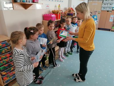 Uradowane przedszkolaki z Malechowa podczas rozdania nagród w konkursie, które wręcza wychowawczyni Magdalena Krawczuk.