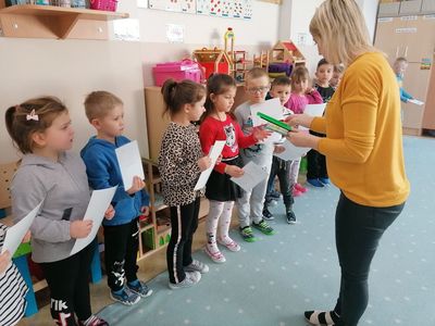 Uradowane przedszkolaki z Malechowa podczas rozdania nagród w konkursie, które wręcza wychowawczyni Magdalena Krawczuk.
