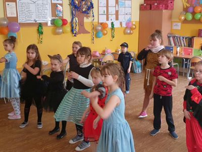 Uczniowie klasy II ze Szkoły Podstawowej w Niemicy w czasie zabaw.