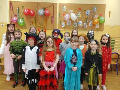 Uczniowie klasy II ze Szkoły Podstawowej w Niemicy z wychowawcą w czasie balu karnawałowego.