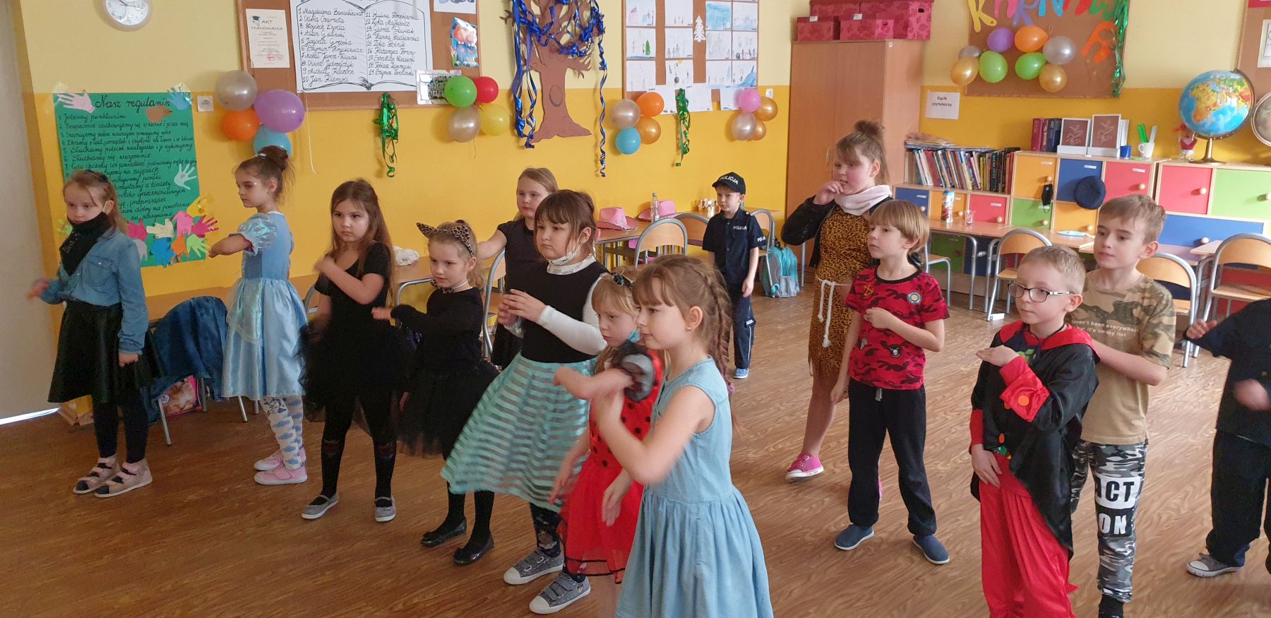 Uczniowie klasy II ze Szkoły Podstawowej w Niemicy w czasie zabaw.