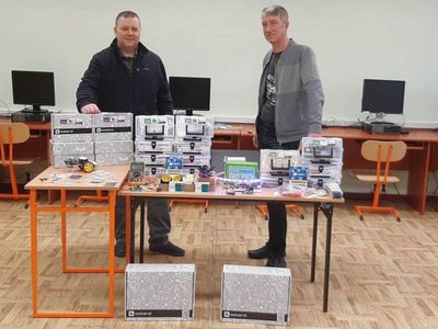 Nauczyciele Szkoły Podstawowej w Malechowie - Dariusz Bartos i Dominik Wrosch  z pozyskanym w ramach dotacji sprzętem.