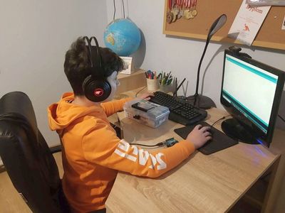 Uczeń ZSP Malechowo przy komputerze podczas zajęć programowania. 