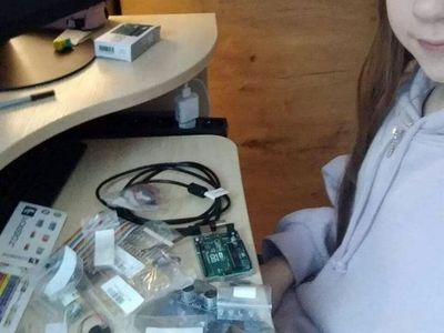 Uczennica ZSP Malechowo przy komputerze podczas zajęć programowania. 