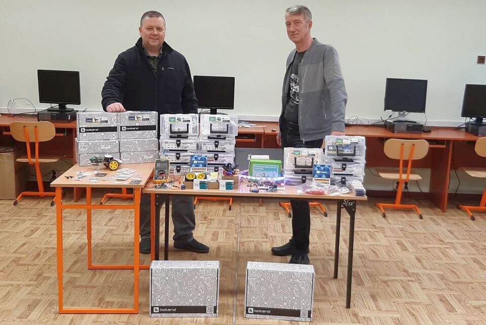 Nauczyciele Szkoły Podstawowej w Malechowie - Dariusz Bartos i Dominik Wrosch  z pozyskanym w ramach dotacji sprzętem. 