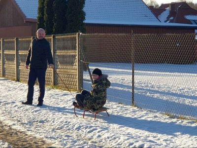 Zimowy spacer, tata z uczennicą SP Lejkowo. 