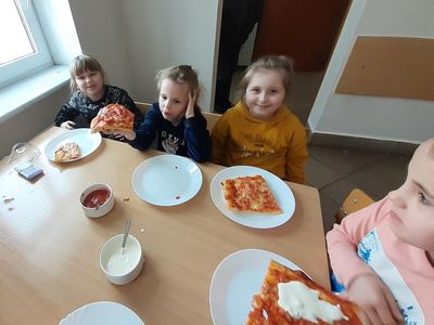 Dzieci z SP Niemica podczas spożywania własnoręcznie przygotowanej pizzy. 