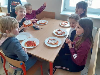 Dzieci ze Szkoły Podstawowej z Niemicy (SP Niemica) podczas spożywania pizzy.