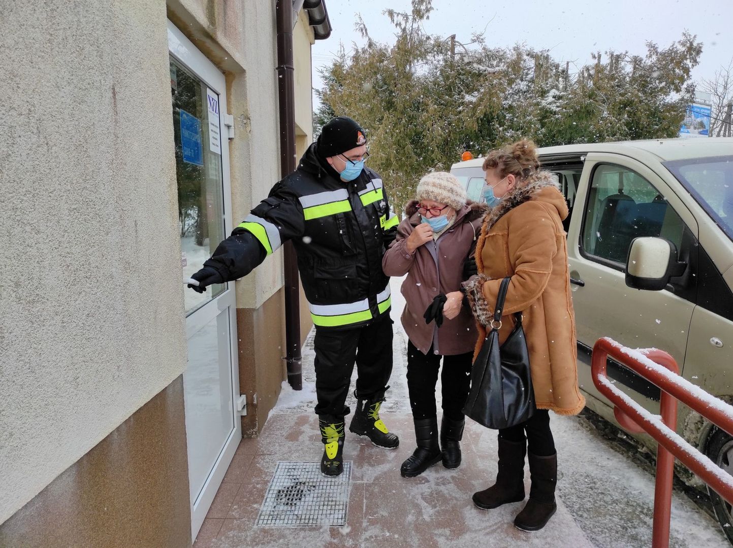 Strażak pomaga seniorce dotrzeć do Punktu Szczepień w Malechowie. 