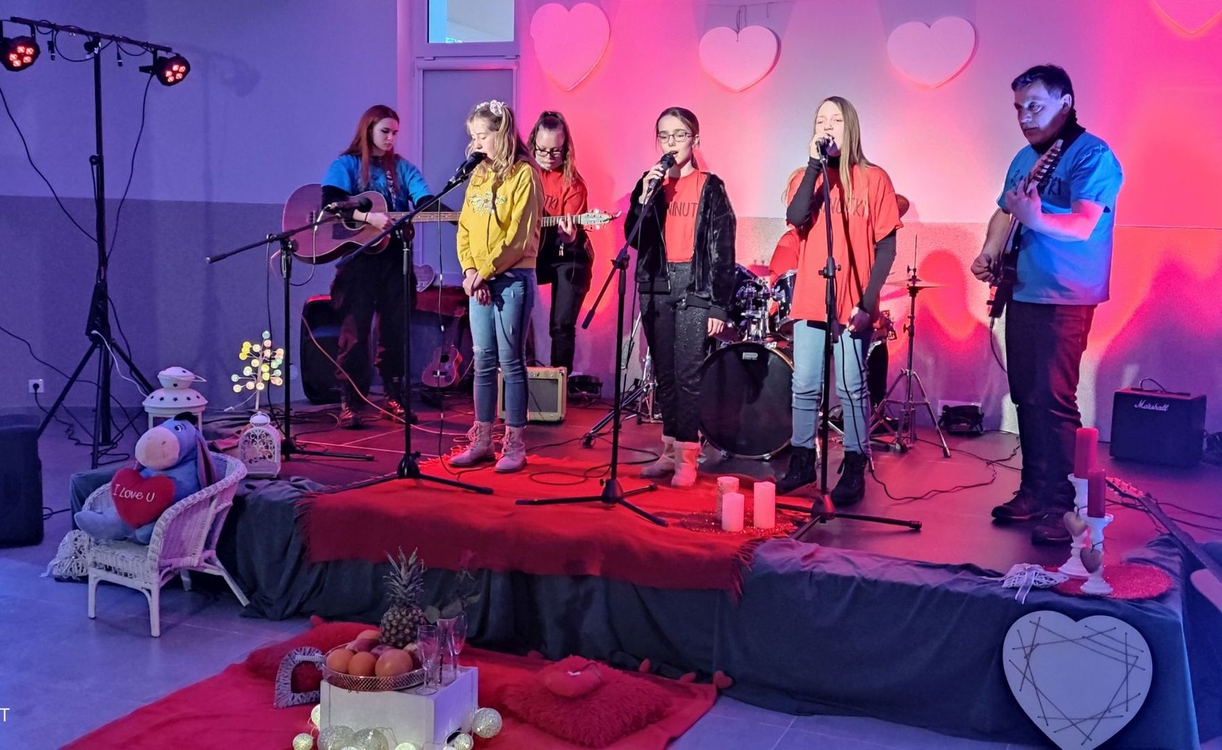 Zdjęcie zespołu Minutki z Ostrowca na scenie podczas koncertu walentynkowego, nagrywanego w Świetlicy Kultury w Malechowie. 