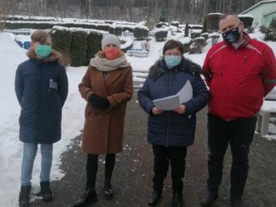 Przekazanie stypendium uczniom ze Szkoły Podstawowej w Lejkowie. 