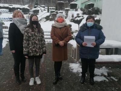 Wręczenie stypendium uczeniom ze Szkoły Podstawowej w Lejkowie. 