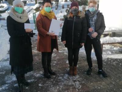 Wręczenie stypendium uczeniom ze Szkoły Podstawowej w Lejkowie. 