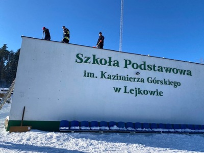 Usuwanie śniegu z budynku SP w Lejkowie.