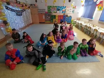 Dzieci z malechowskiego przedszkola podczas zabaw karnawałowych.