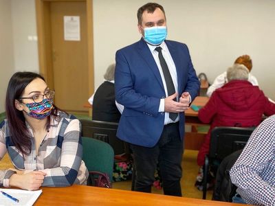 Wójt Gminy Malechowo - Radosław Nowakowski podczas rozmowy z przedstawicielami stowarzyszeń.