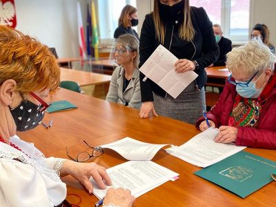 Przedstawiciele stowarzyszeń podczas podpisywania umów w sali konferencyjnej malechowskiego urzędu. 