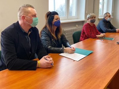 Przedstawiciele stowarzyszeń podczas podpisywania umów w sali konferencyjnej malechowskiego urzędu. 