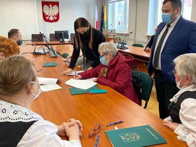 Przedstawiciele stowarzyszeń podczas podpisywania umów w sali konferencyjnej malechowskiego urzędu oraz Wójt Gminy Malechowo i pracownik Referatu Oświaty, Kultury i Sportu. 