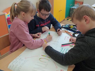 Trzecia grupa dzieci z ZS Ostrowiec przygotowuje wiadomości o czasowniku.