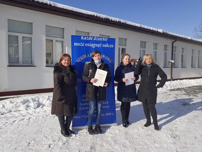 Wręczenie stypendium uczniowi klasy VII ze Szkoły Podstawowej im. Noblistów Polskich w Niemicy.