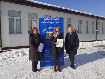 Wręczenie stypendium uczennicy klasy VII ze Szkoły Podstawowej im. Noblistów Polskich w Niemicy. Na zdjęciu: dyrektor placówki,  nagrodzona uczennica z wychowawcą. 