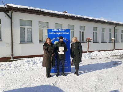 Wręczenie stypendium uczniowi ze Szkoły Podstawowej im. Noblistów Polskich w Niemicy. 