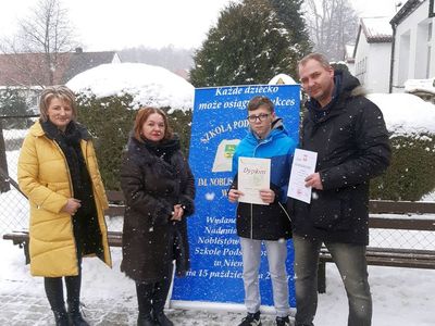 Wręczenie stypendium uczniowi klasy VI ze Szkoły Podstawowej im. Noblistów Polskich w Niemicy. Na zdjęciu: wychowawca, dyrektor placówki oraz nagrodzony uczeń z rodzicem. 