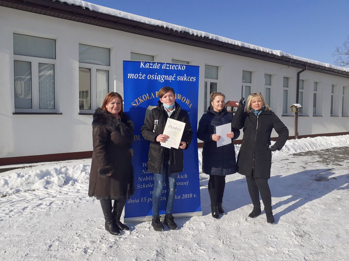 Wręczenie stypendium uczniowi klasy VII ze Szkoły Podstawowej im. Noblistów Polskich w Niemicy.