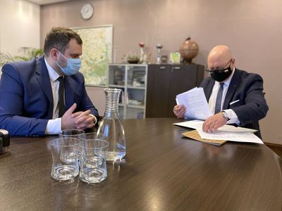 Wójt Radosław Nowakowski podpisuje porozumienie dotyczące programu Czyste Powietrze z przedstawicielem Wojewódzkiego Funduszu Ochrony Środowiska i Gospodarki Wodnej.