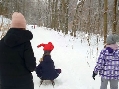Dzieci z Placówki Wsparcia Dziennego z Podgórek podczas spaceru w zimowej scenerii.
