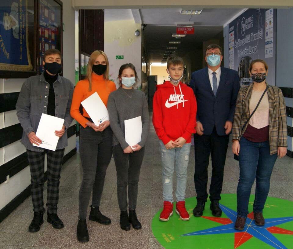 Nagrodzeni stypendyści z Zespołu Szkolno - Przedszkolnego w Malechowie. 