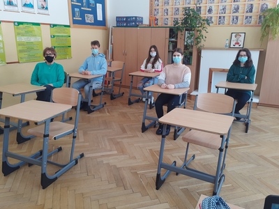 Uczniowie klasy VIII wraz z wychowawczynią Danutą Rosiak podczas spotkania z radcą prawnym w SP Lejkowo. 