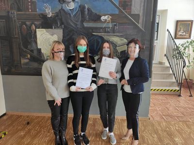 Nagrodzone uczennice z Zespołu Szkół w Ostrowcu wraz z wychowawczynią oraz dyrektor placówki.
