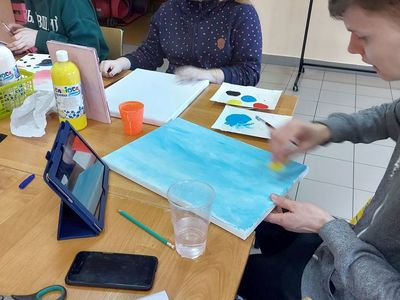 Malowanie własnego obrazu przez podopiecznych z Placówki Wsparcia Dziennego w Paprotach.
