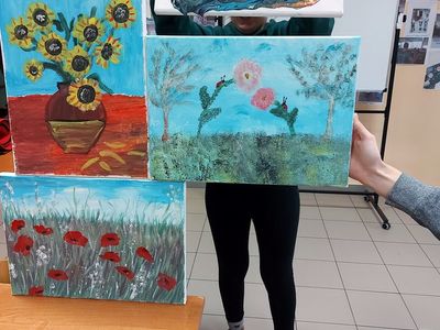 Obrazy namalowane przez podopiecznych z Placówki Wsparcia Dziennego w Paprotach. 