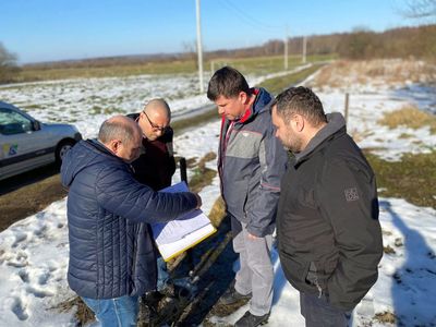 Omawianie projektu budowy w terenie, w miejscu gdzie powstanie oczyszczalnia ścieków w Sulechówku. 