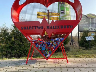 Serce na nakrętki w Malechowie posadowiono na zakręcie przy urzędzie. 