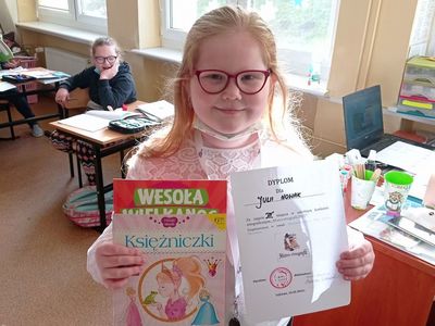 Uczestniczka konkursu Mistrz ortografii zorganizowanego w Szkole Podstawowej w Lejkowie.