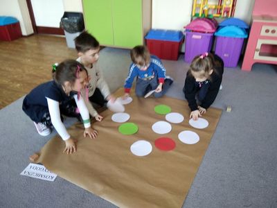 Tworzenie gry planszowej pt. Kosmiczna Przygoda przez najstarszych przedszkolaków z Zespołu Szkół im. Mikołaja Kopernika w Ostrowcu. 