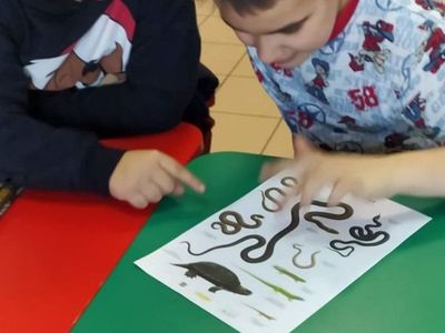 Wychowankowie Placówki Wsparcia Dziennego w Laskach (PWD), którzy robią zwierzęta z masy solnej.