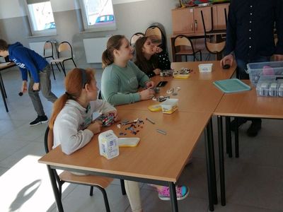  Dzieci z Placówki Wsparcia Dziennego w Kusicach wraz z prowadzącym zajęcia.