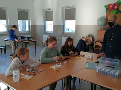 Zajęcia z robotyki w świetlicy wiejskiej w Kusicach.
