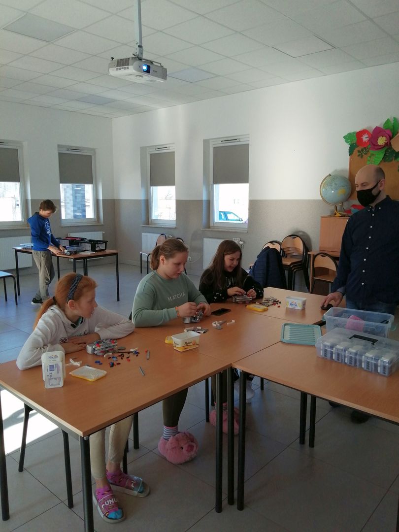 Zajęcia z robotyki w świetlicy wiejskiej w Kusicach.