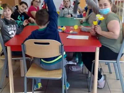 Wychowankowie z Placówki Wsparcia Dziennego z Lasek z pacynkami.