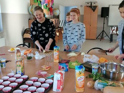 Dzieci z Placówki Wsparcia Dziennego w Kusiach podczas zajęć w przygotowaniu półproduktów.