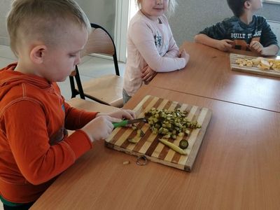 Dzieci z Placówki Wsparcia Dziennego w Kusiach podczas pracy.